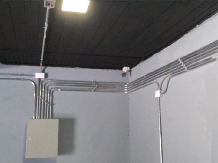 Canalizaciones metálicas en techo - distribución profesional